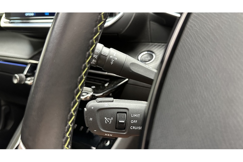 Peugeot 2008 PureTech GT Premium - U3832