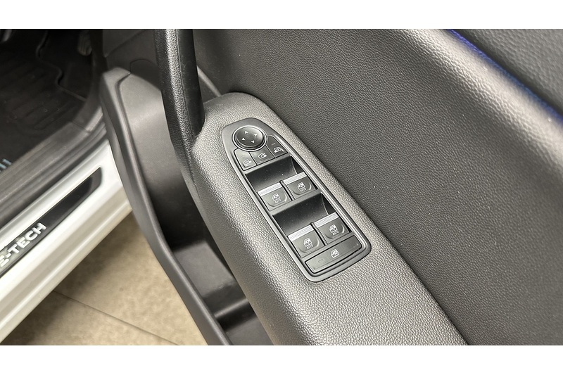Renault Captur E-TECH Launch Edition - U3835