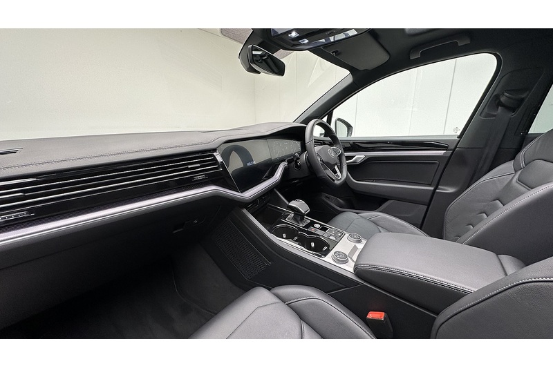 Volkswagen Touareg TDI V6 R-Line Tech Plus - U3893