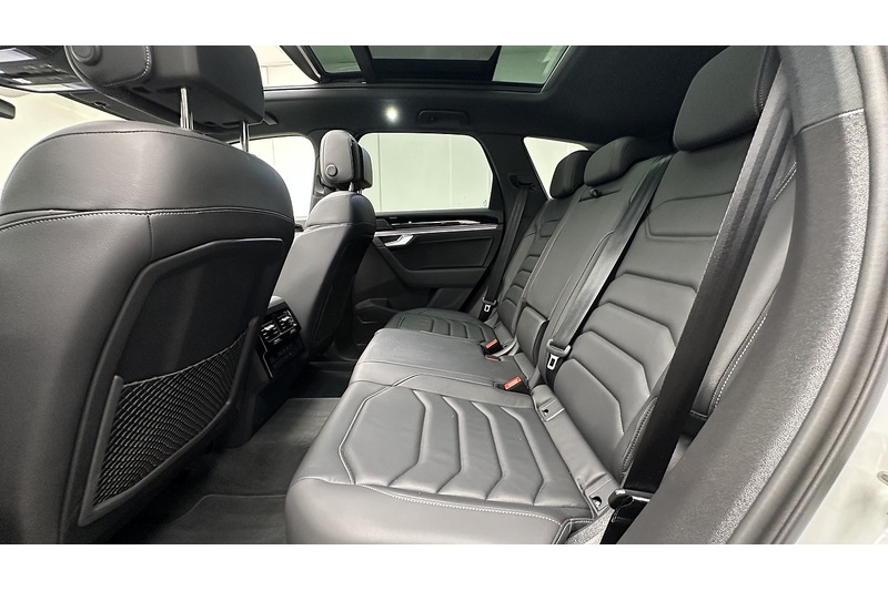Volkswagen Touareg TDI V6 R-Line Tech Plus - U3893