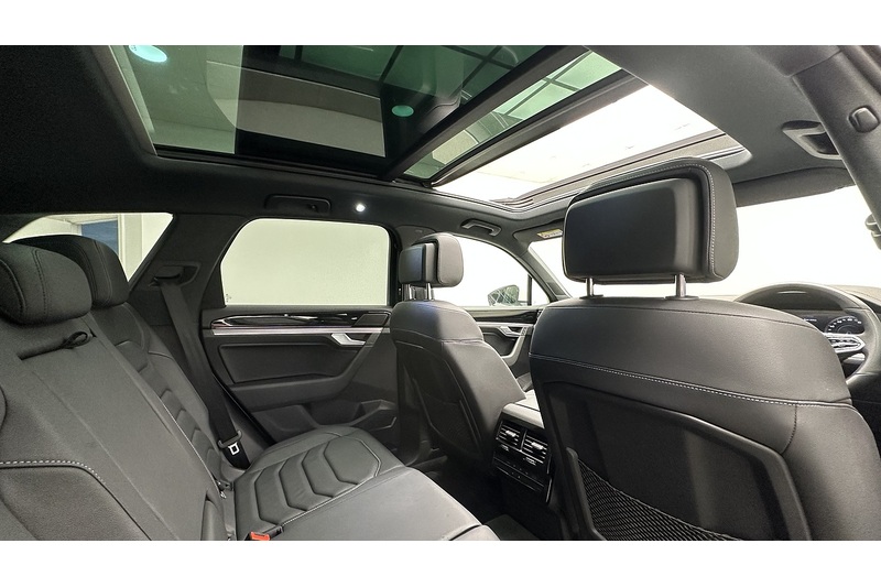 Volkswagen Touareg TDI V6 R-Line Tech Plus - U3893
