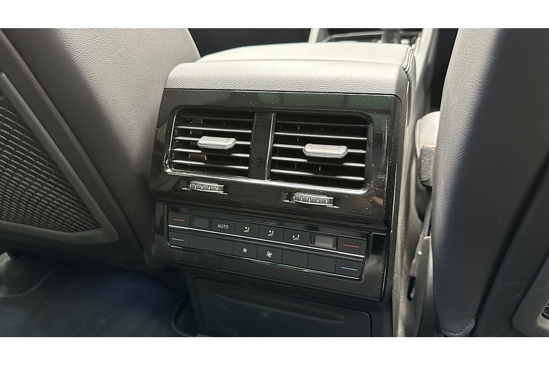 Volkswagen Touareg TDI V6 R-Line Tech Plus - U3893