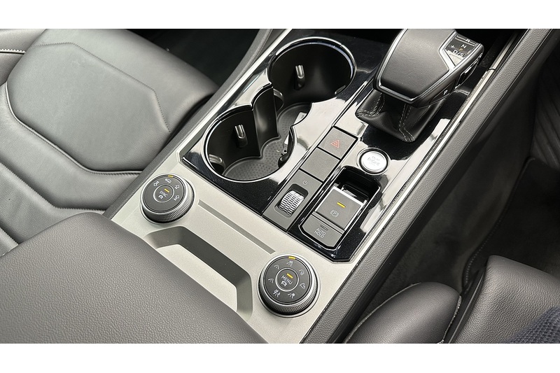 Volkswagen Touareg TDI V6 R-Line Tech Plus - U3893