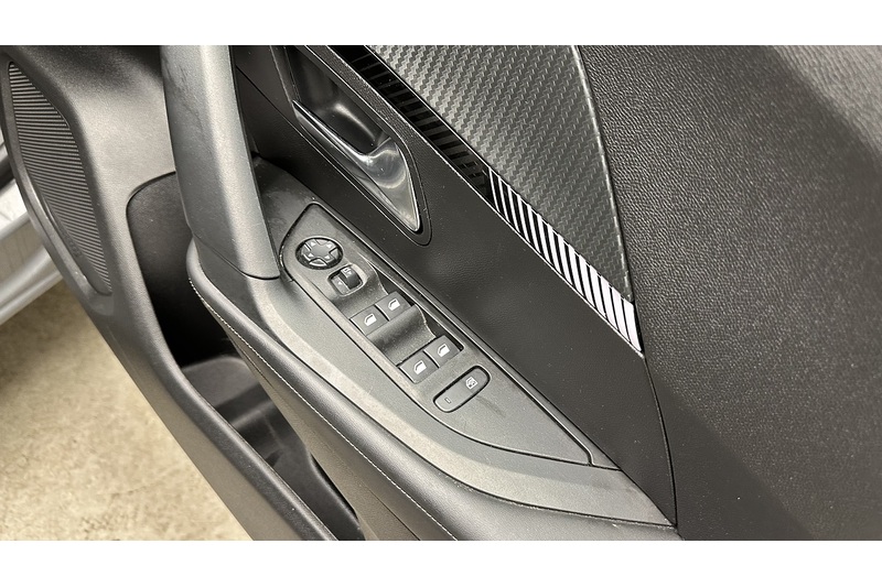Peugeot E-2008 Allure - U3913