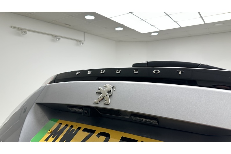 Peugeot E-2008 Allure Premium + - U3929