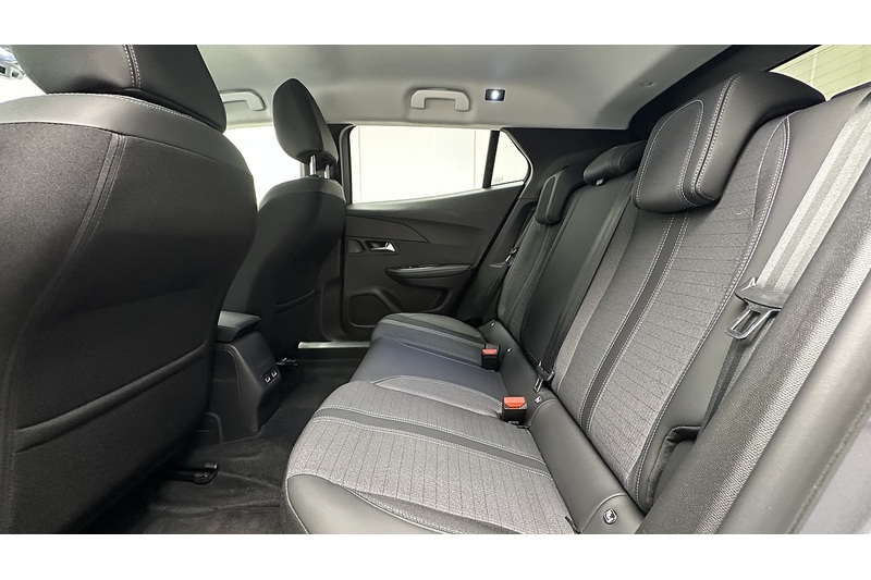 Peugeot E-2008 Allure Premium + - U3929