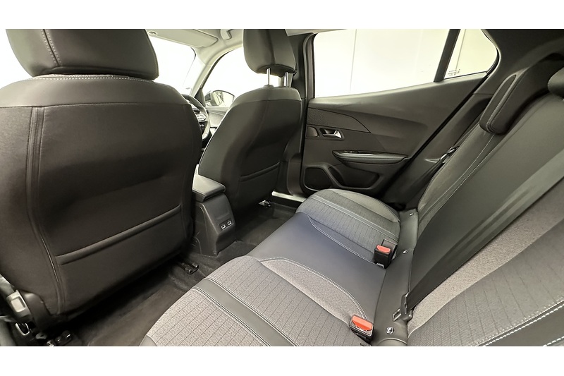 Peugeot E-2008 Allure Premium + - U3929