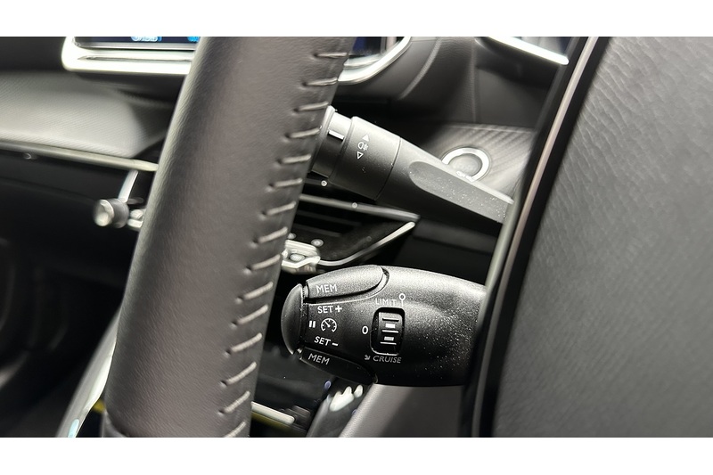 Peugeot E-2008 Allure Premium + - U3929