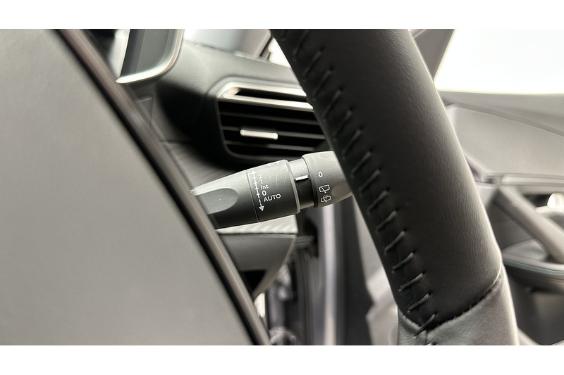 Peugeot E-2008 Allure Premium + - U3929