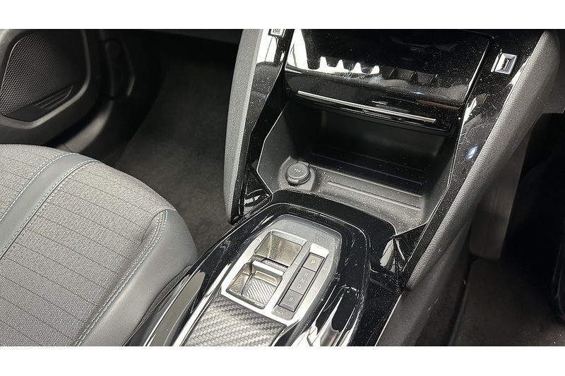 Peugeot E-2008 Allure Premium + - U3929