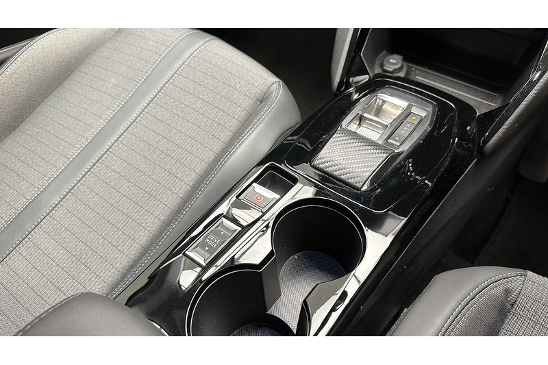 Peugeot E-2008 Allure Premium + - U3929