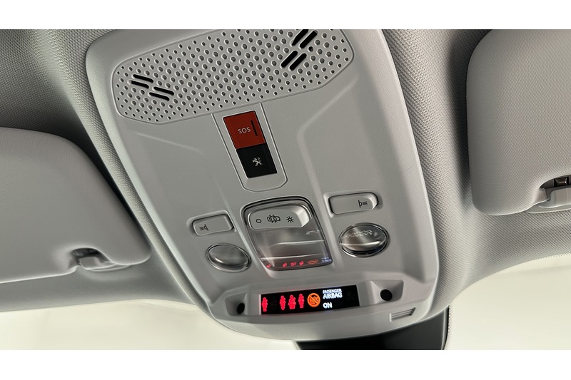 Peugeot E-2008 Allure Premium + - U3929