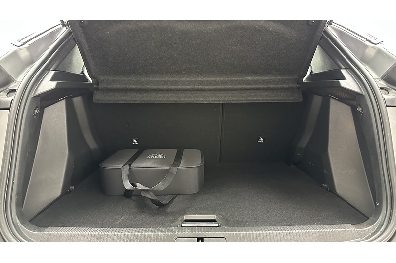 Peugeot E-2008 Allure Premium + - U3929