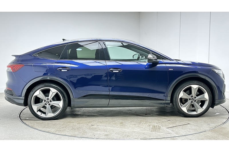 Audi Q4 e-tron Black Edition - U4023