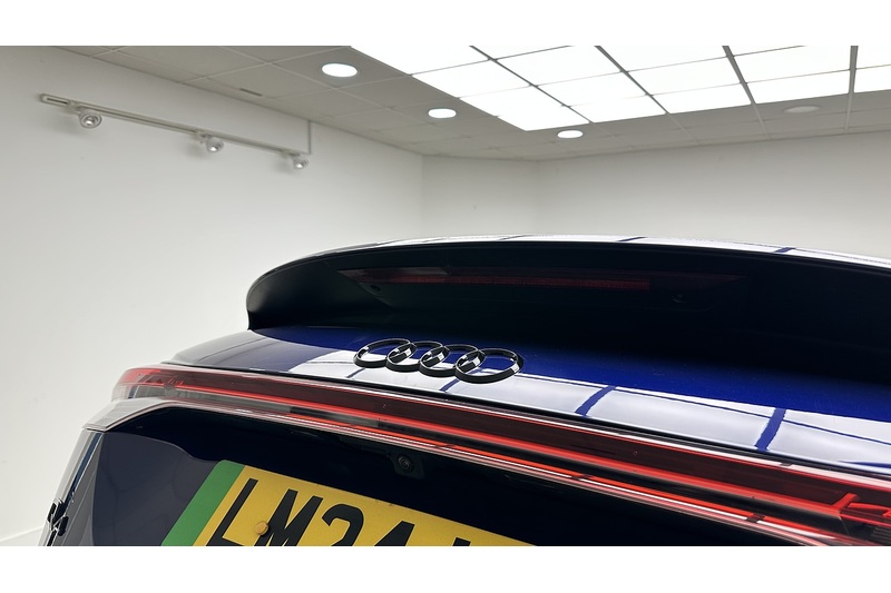 Audi Q4 e-tron Black Edition - U4023