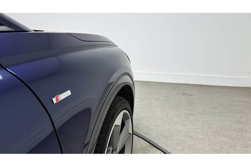 Audi Q4 e-tron Black Edition - U4023
