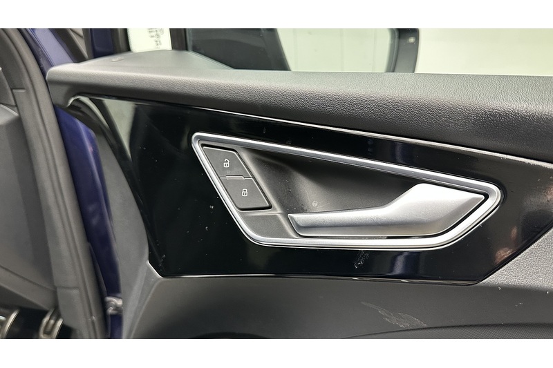Audi Q4 e-tron Black Edition - U4023