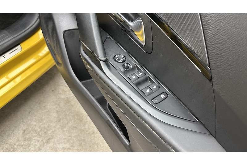 Peugeot 208 PureTech GT Premium - U4208