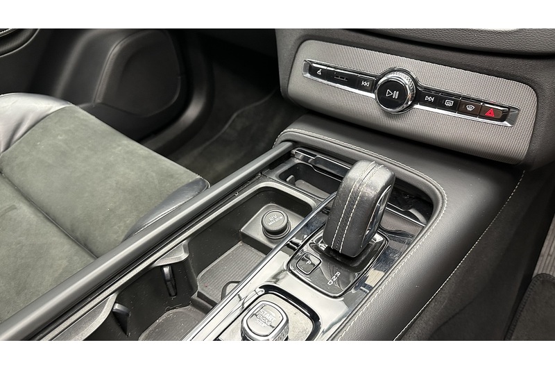 Volvo XC90 h T8 R-Design Pro - U4287