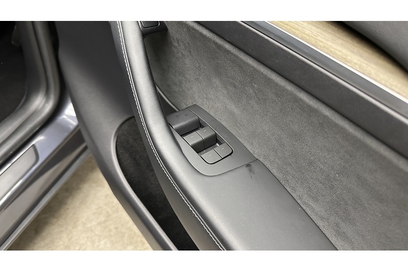 Tesla Model Y Long Range - U4288