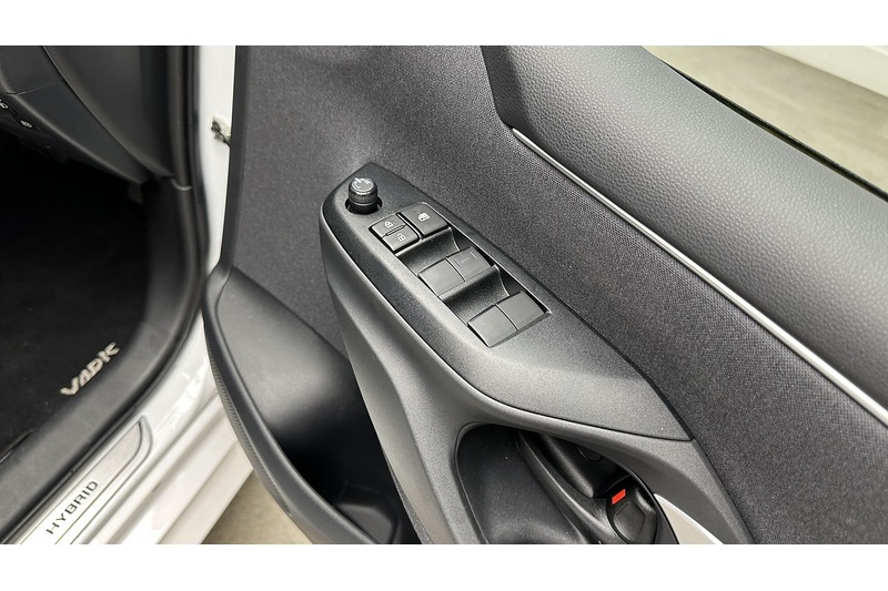 Toyota Yaris VVT-h Design - U4334