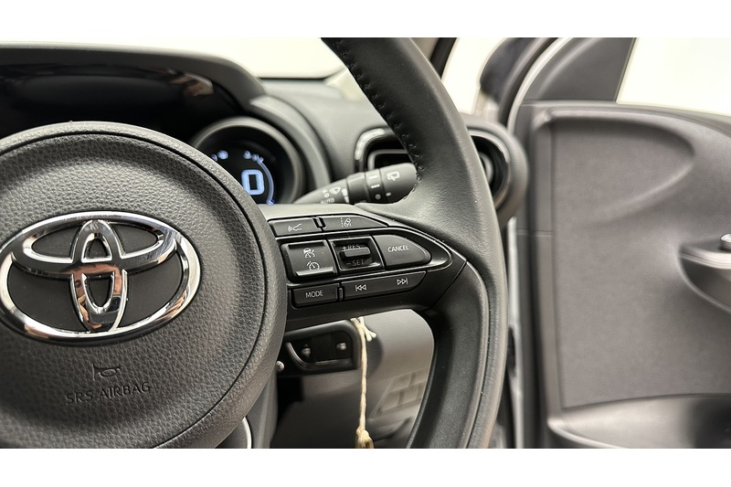 Toyota Yaris VVT-h Design - U4334