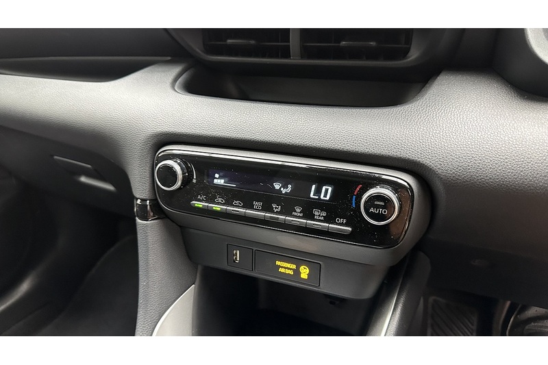 Toyota Yaris VVT-h Design - U4334