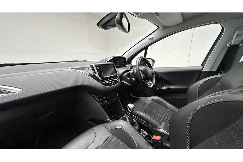 Peugeot 2008 PureTech GT Line - U4379