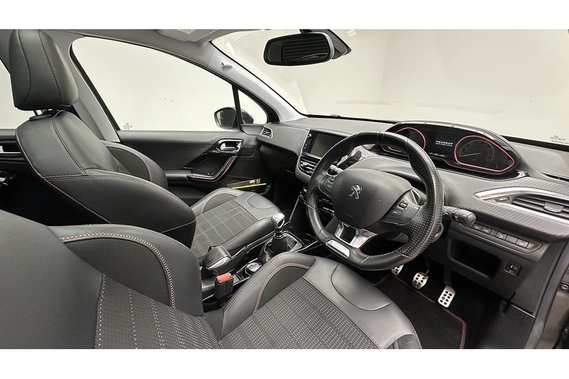Peugeot 2008 PureTech GT Line - U4379