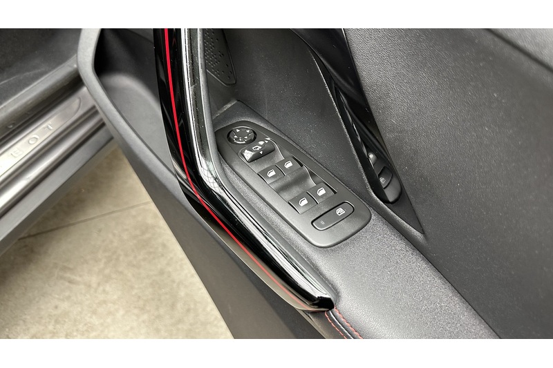 Peugeot 2008 PureTech GT Line - U4379