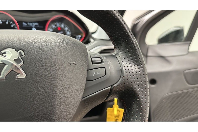 Peugeot 2008 PureTech GT Line - U4379