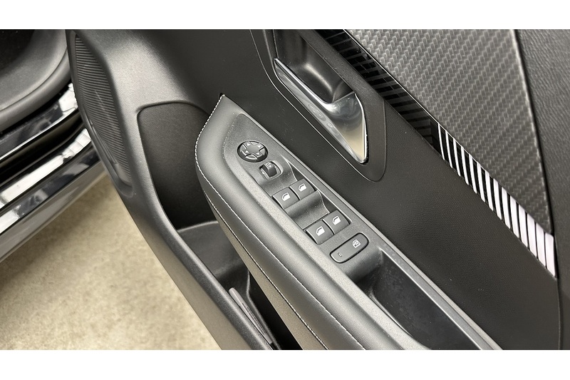 Peugeot 208 PureTech Allure - U4394