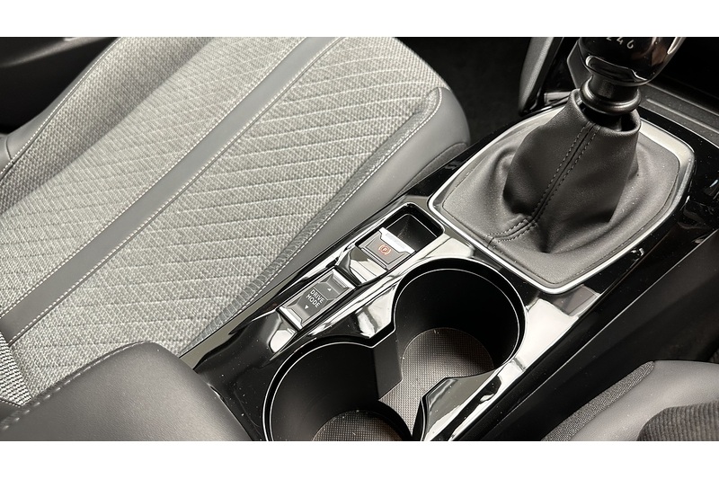 Peugeot 208 PureTech Allure - U4394
