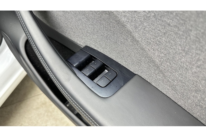 Tesla Model 3  - U4396