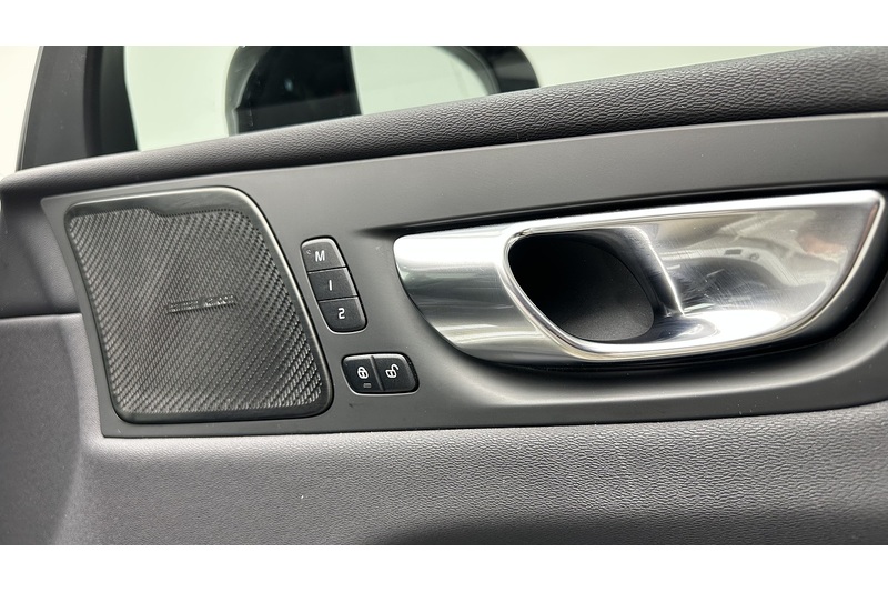 Volvo XC60 h T6 Recharge Plus - U484