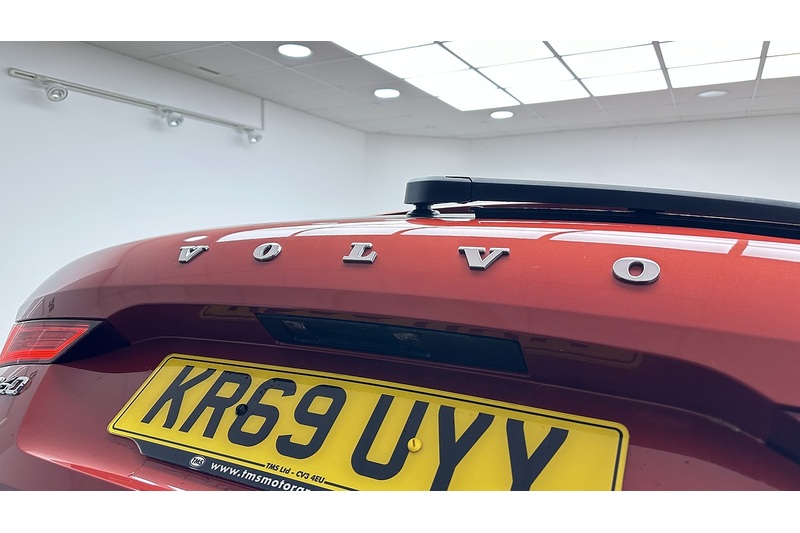 Volvo XC60 B4 MHEV R-Design - U76