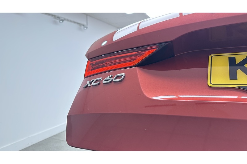 Volvo XC60 B4 MHEV R-Design - U76