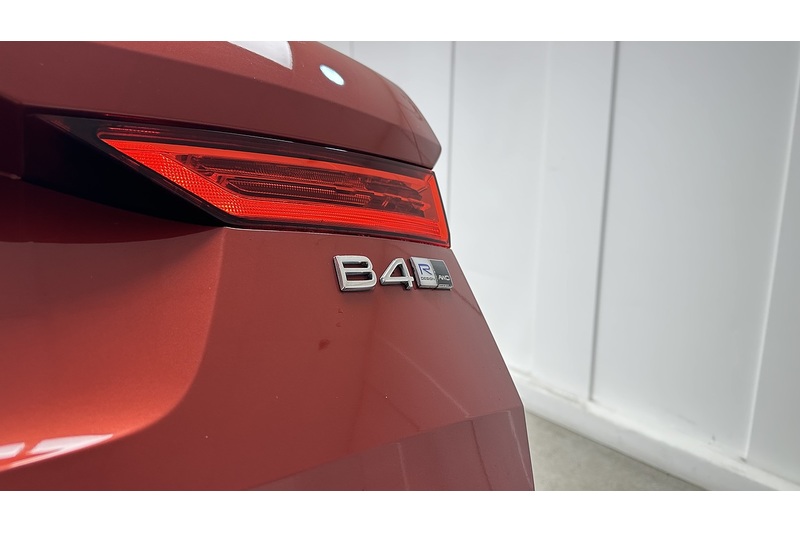 Volvo XC60 B4 MHEV R-Design - U76