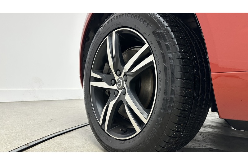 Volvo XC60 B4 MHEV R-Design - U76