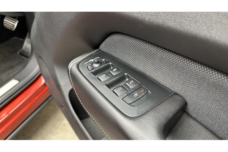 Volvo XC60 B4 MHEV R-Design - U76