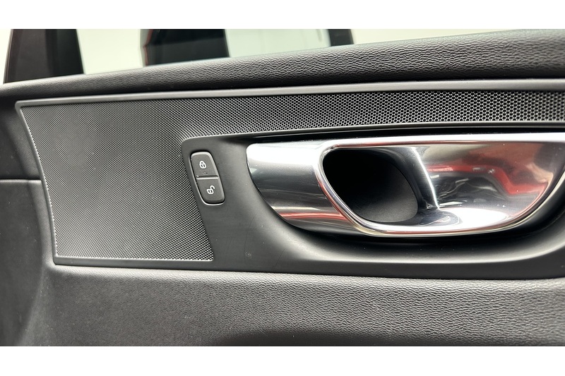 Volvo XC60 B4 MHEV R-Design - U76