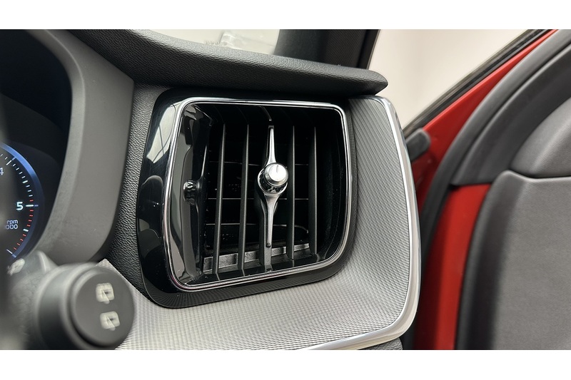 Volvo XC60 B4 MHEV R-Design - U76