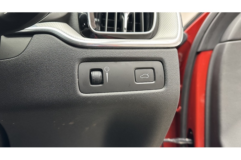 Volvo XC60 B4 MHEV R-Design - U76