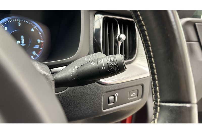 Volvo XC60 B4 MHEV R-Design - U76