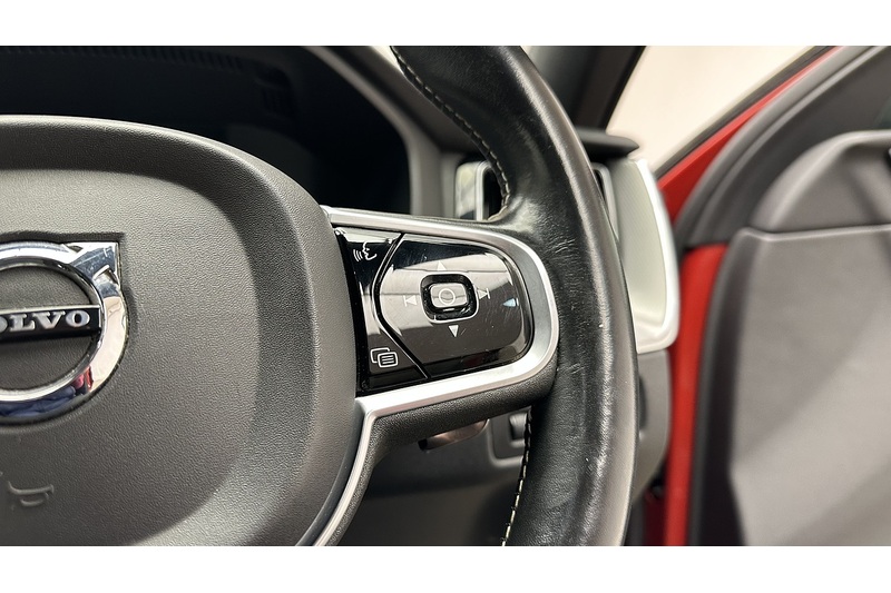 Volvo XC60 B4 MHEV R-Design - U76