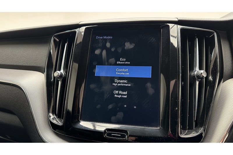 Volvo XC60 B4 MHEV R-Design - U76