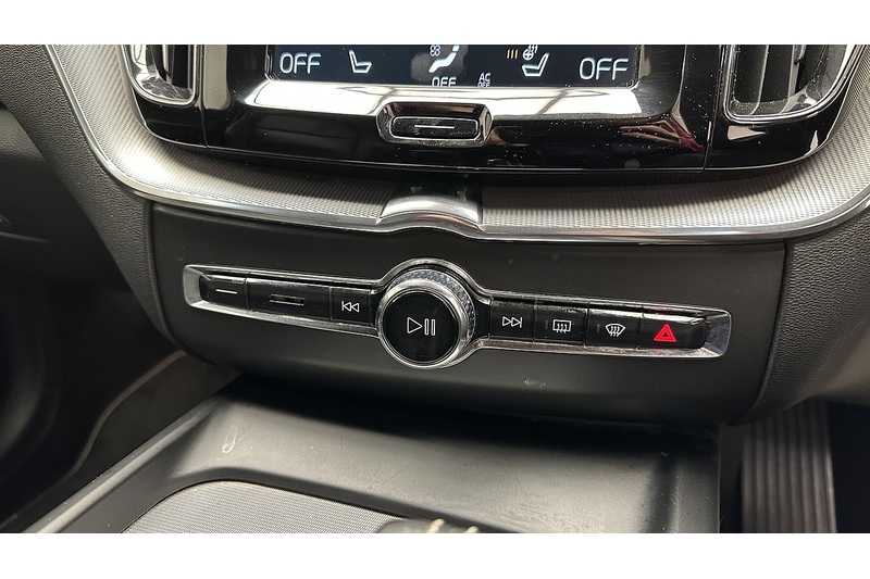 Volvo XC60 B4 MHEV R-Design - U76