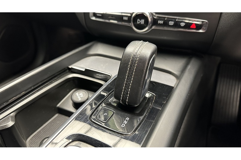 Volvo XC60 B4 MHEV R-Design - U76