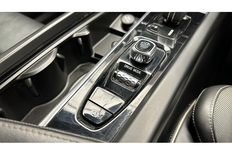 Volvo XC60 B4 MHEV R-Design - U76