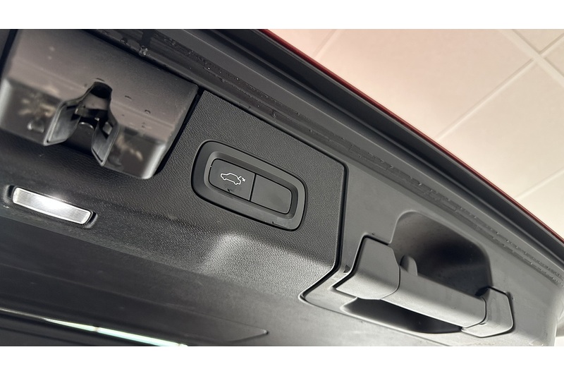 Volvo XC60 B4 MHEV R-Design - U76